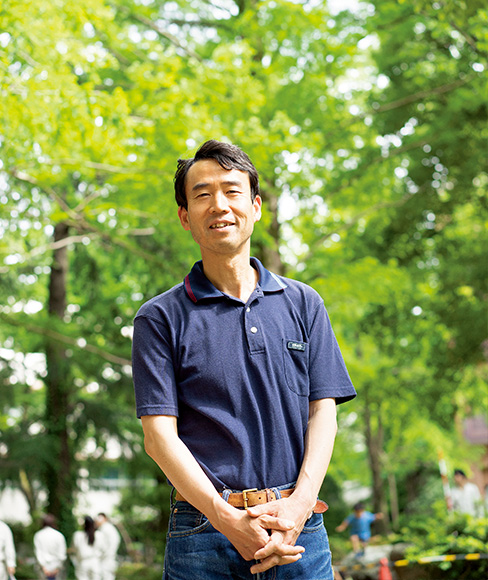 上原 巌さん(東京農業大学教授)。聞き手:小林光子(生長の家参議、生長の家国際本部運動推進部次長) 写真/堀 隆弘 上原 巌さんのプロフィール うえはら いわお 1964年、長野県生まれ。東京農業大学教授。日本森林保健学会会長。全国各地の放置林の再生と森林の保健休養機能について、地域の森林と人間が古くからの関係を取り戻し、共に健やかであることを目指して里山の再生と森林療法を実践している。著書に『森林療法のすすめ』『ジョン・レノンが愛した森 夏目漱石が癒された森』、監修として『回復の森』などがある。