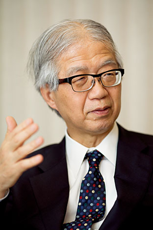山本良一さん│東京大学名誉教授 聞き手:佐藤香奈美さん(生長の家白鳩会会長、生長の家参議、生長の家本部講師) 写真/堀 隆弘 山本良一さんのプロフィール 昭和21年、茨城県生まれ。昭和44年、東京大学工学部卒業。49年、同工学系研究科大学院博士課程修了、工学博士。同大学工学部助教授、同大生産技術研究所教授を経て、平成22年から同大名誉教授。現在、東京都市大学特任教授、国際基督教大学客員教授。国際グリーン購入ネットワーク名誉会長、日本エシカル推進協議会代表、宗教・研究者エコイニシアティブ副代表。著書は、『地球を救うエコマテリアル革命』『1秒の世界』『温暖化地獄』『残された時間』など多数。編著に『未来を拓くエシカル購入』などがある。