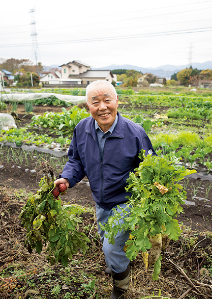 宮原 學(みやはら・まなぶ)さん│71歳 聞き手:小池聖明(こいけ きよあき)さん・生長の家国際本部勤務。生長の家本部講師。家庭菜園作りに励んでいる。 写真/堀 隆弘 宮原 學さんのプロフィール 1944年、長野県生まれ。32歳から62歳まで食品関連、日用品、雑貨などの卸売会社を経営。桜美林大学の生涯学習養成講座に参加、また東京農業大学の教授等と遊びながら実験林、炭焼きなどの活動をし、自然との共生のあり方を学ぶ。現在、竹と炭を使ったバイオケミカル、農薬に頼らないコンパニオンプランツによる有機農法を実践し、生長の家国際本部をはじめ、各地でオーガニック野菜の作り方を教えている。 静岡県富士宮市在住。