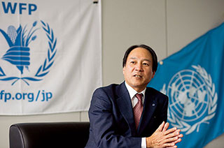 鈴木邦夫さん│国際連合食糧計画WFP協会事務局長(2月1日、横浜市パシフィコ横浜、国連WFPにて) 聞き手:澤田伸史さん(生長の家国際本部運動推進部次長、生長の家参議、生長の家本部講師) 鈴木邦夫さんのプロフィール 1958年、名古屋市生まれ。東京大学文学部卒業。大手広告代理店に入社し、日系、外資系を問わずさまざまな業種・業界の営業担当を歴任。国内外のコミュニケーション、マーケティング計画、実施に携わる。その間、オランダ、中国に赴任し、国際広告にも従事。現在、国際連合食糧計画WFP協会事務局長。趣味は読書とバイク。家族は妻と子供2人。