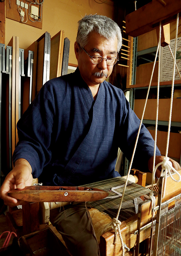 村井龍彦(むらいたつひこ)さん│59歳│静岡県島田市 取材/磯部和寛 写真/近藤陽介 「産業革命以降、失われていった植物繊維の技術、手織りの文化がさまざまな形で残っている日本は、世界的にも稀有な存在です」と語る。