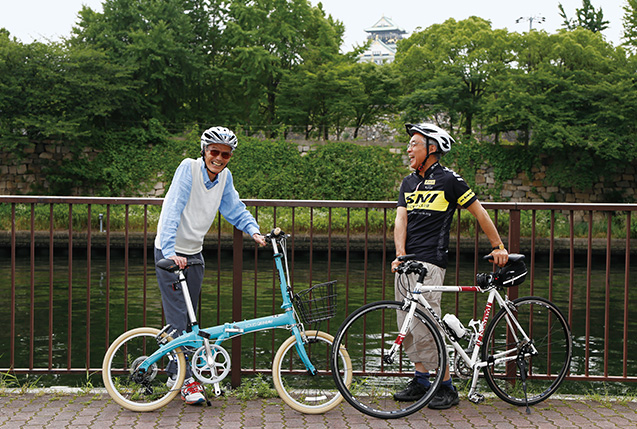 下田幸男(しもだゆきお)さん│自転車チェーン店「株式会社あさひ」創業者、元取締役会長、生長の家栄える会会員 1941年、大阪市生まれ。立命館大学卒業後、大協石油(現在のコスモ石油)入社。その後、家業を継ぐため、2人の弟達と玩具店の経営を始める。業態転換を経て自転車店をチェーン展開。平成4年より「株式会社あさひ」に商号変更し、平成19年に東証一部上場。同社元取締役会長。生長の家の教えには、平成22年に触れ、栄える会会員。趣味はサイクリング、マラソン、ラグビー観戦。平成28年8月4日逝去。 樋上雅一(ひのうえまさかず)さん│生長の家栄える会会長、SNI自転車部部員 1954年、大阪市生まれ。広島大学を卒業後、大手建設会社勤務を経て、家業である「株式会社オリオン建設」に入社。平成11年、同社の社長となり、現在に至る。生長の家の教えは、祖母、両親から伝えられ、生長の家大阪教区栄える会会頭などを経て、平成28年3月から生長の家栄える会会長。妻の和子さんも、白鳩会大阪教区連合会長を務める。「SNI(生長の家)自転車部」に所属、自転車で走ることを趣味にしている。 写真/中橋博文 〈お知らせ〉下田幸男さんと樋上雅一さんの対談は6月15日に行われましたが、下田幸男さんは去る8月4日に逝去されました。謹んでご冥福をお祈り申し上げますとともに、奥様である下田忍(しのぶ)さんのご了解の下、この対談を掲載させていただくものです。『いのちの環』編集室