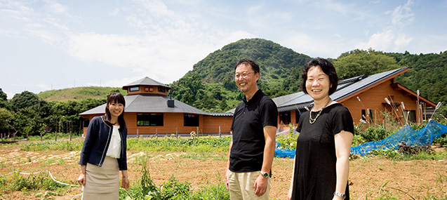 生長の家の教化部として初めてのゼロ・エネルギー・ビル、茨城県教化部を背に。右から寺田さん、多田さん、澤田さん 多田茂樹さん│生長の家茨城教区地方講師会長、元教化部会館建設委員長 寺田哲子さん│生長の家白鳩会茨城教区連合会副会長、茨城県教化部職員、元教化部会館建設委員 聞き手:澤田麻衣さん(生長の家国際本部運動推進部青年会推進課、生長の家本部講師補) 写真/堀 隆弘