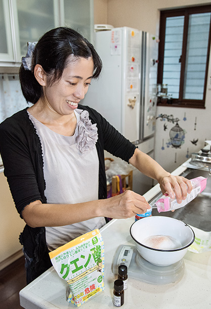 バスボムの作り方を楽しく教えてくれる大澤さん 大澤愛子さん 37歳・愛知県知立市 取材/南野ゆうり 撮影/野澤 廣