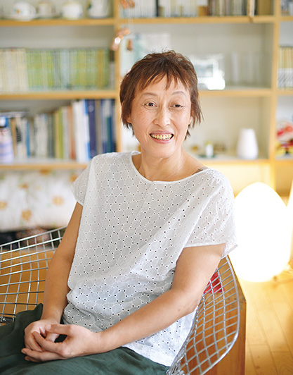 日隈京美(ひぐまきょうみ) 54歳・埼玉県所沢市 撮影/遠藤昭彦 「長男には、父親に愛されていることを感じながら、おおらかに育ってくれるように努めました」。自宅リビングで