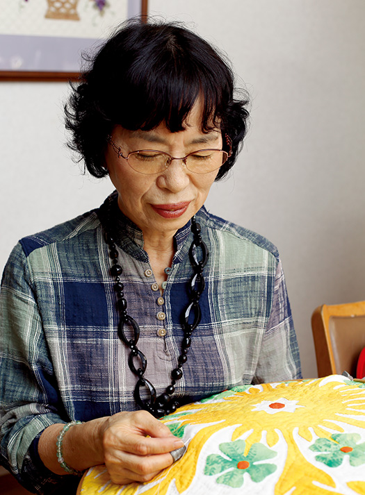 佐藤ようこさん│70歳│富山県 取材/佐柄全一 写真/中橋博文 昼下がり、自宅の食卓でパッチワークをするようこさん。「私にとって日常の大切な時間です」
