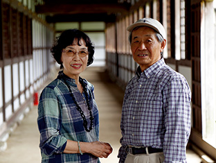 近所の名刹・瑞龍寺で夫と。「若い頃にはよく一人で訪れました」