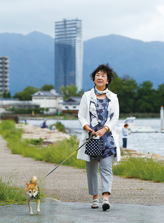波多野愛子(はたのあいこ)さん│67歳│滋賀県大津市 取材/磯部和寛写真/中橋博文 「息子のために精一杯に生きた1年10カ月は、今、振り返れば私の人生で一番、生き生きしていた時期だと思います。息子と生長の家に感謝しています」(自宅近くの琵琶湖畔で、愛犬のトウ君と)