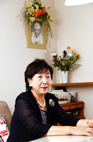 大輔さんの遺影を背に。「息子はとても人気者で、バレンタインには、女の子が家の前に行列を作っていました」