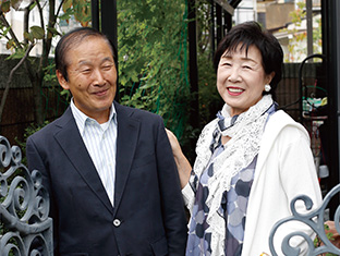 夫・千佳寿さんと。「夫婦円満で、天国のような今の暮らしがあるのは、息子のおかげ。生長の家の活動にも協力的な、素晴らしい夫です」