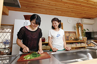 TSさん 愛知県・高校3年 取材●原口真吾(本誌)撮影●永谷正樹 自宅のキッチンでお母さんと。「まだ包丁の扱いに慣れていません」と、Tさん