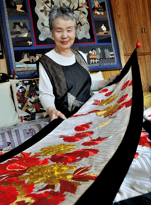 追分八重子(おいわけやえこ)さん│74歳│北海道北見市 取材/佐柄全一 写真/加藤正道 花嫁衣装を作り変えたタペストリー。「黒地の縁で美しさを引き立たせました」