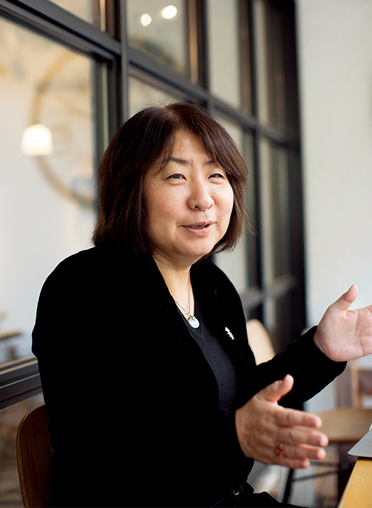 ニールセン北村朋子(きたむらともこ)さん デンマーク・ロラン島在住のジャーナリスト、コーディネーター、アドバイザー。会社員、アメリカ留学を経てフリーの映像翻訳家として独立。2001年、ロラン島に移住したのがきっかけで、環境・エネルギー問題や持続可能な社会への関心が芽生え、取材活動を開始。日本のメディアや企業のための取材、撮影、視察コーディネートを幅広く手がける。再生可能エネルギー、環境、食など地球と人にうれしいライフスタイル追求がライフワーク。デンマーク人の夫と小学生の息子と暮らす。『ロラン島のエコ・チャレンジ』(野草社)などの著書がある。http://www.atree.dk 聞き手:岡田慎太郎さん(生長の家国際本部総裁室講習会企画室室長補佐、SNI自転車部部長、生長の家本部講師) 写真/堀 隆弘 自動車優先の日本とは全く正反対の、自転車優先の社会を実現しているデンマークの自転車事情について語るニールセン北村朋子さん