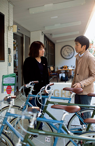 「乗ったら楽しい気持ちにさせてくれるのが自転車」とニールセン北村朋子さん。右は、岡田慎太郎さん