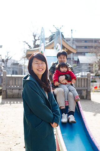 夫と。「娘のめんどうもよく見てくれて、私のこともそのまま受け入れてくれる穏やかで優しい主人に感謝しています」