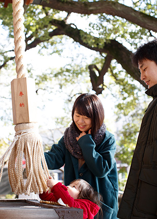 「教えのおかげで『何があっても大丈夫』という安心感を持てます」。自宅近くの神社で。