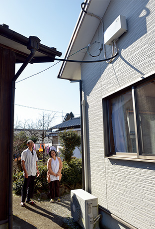 母屋の屋根の下に取り付けられたパワーコンディショナー。雲の多い阿蘇地方だが、ソーラーパネルの性能向上により、申し分ない発電量が得られている