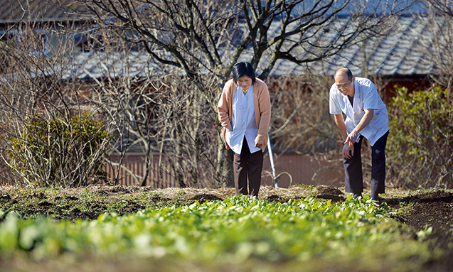 EM菌を使って野菜を栽培している畑で、妻のすみさんと