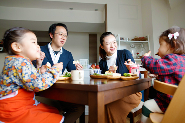 アイディア満載のノーミートメニューが並ぶ髙野家の食卓。お手伝いした料理をお父さんに「おいしい」とほめてもらえて、長女もご満悦