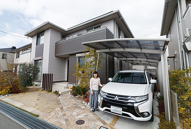 南向きの高台に建つ中山さん宅。屋根と一体型の3kWの太陽光発電システムが太陽光を電気に変えている