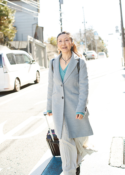 関口優子さん (45歳)横浜市 キャリーバッグにダンスシューズや衣装を詰め込んで、颯爽と出かける。1日のスケジュールがびっしりの関口さんだが、「家庭の中が明るくて幸せだからこそ、私は自分らしく輝けるんです」