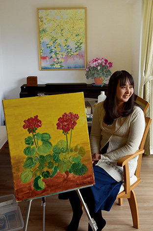 ゼラニウムを描いた作品を前に。「風景画や聖なるものをテーマにした絵も描きたい」