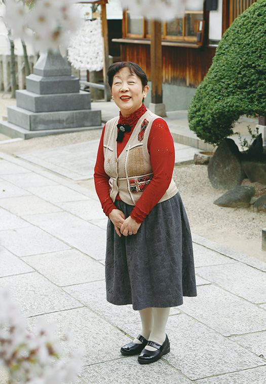 佐竹ひろみさん│68歳│大阪府 取材/佐柄全一 写真/中橋博文 「白鳩会の活動が私の最高の生きがいです」と語る佐竹さん。近所の八幡大神社境内で