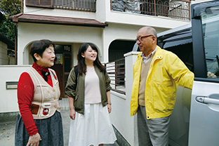 町内会の行事に出かける夫を、孫と見送る