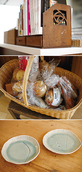 上:古道具を扱う店で手に入れた、引き出し付きの本箱/中:生協で購入した野菜。産地直売所のものや、いただき物が入ることも/下:陶芸教室で娘さんと一緒に作った皿は、植物を使って模様付け
