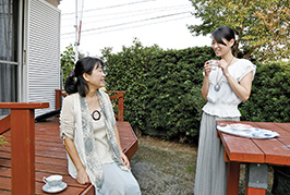 母親の孝子さんと、自宅の庭で。「父がウッドデッキもテーブルも作ってくれました」