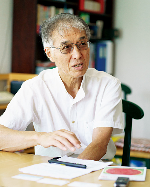 小出裕章(こいで・ひろあき)さん(元京都大学原子炉実験所助教) 聞き手:金内崇幸さん(生長の家青年会会長、生長の家本部講師) 写真/堀 隆弘 小出裕章さんのプロフィール 1949年、東京生まれ。工学者(原子核工学)。元京都大学原子炉実験所助教。1968年、原子力の平和利用に夢を抱いて、東北大学工学部原子核工学科に入学。1970年、女川での反原発集会への参加を機に、原発を止めさせるため原子力の研究を続けることを決意。1974年、東北大学大学院研究科修士課程修了(原子核工学)。専門は、放射線計測、原子力安全。2015年4月、定年退官を機に、長野県松本市に移住。著書は、『原発のウソ』(扶桑社新書)、『原発はいらない』『この国は原発事故から何を学んだのか』『原発ゼロ』(いずれも幻冬舎ルネッサンス新書)、『騙されたあなたにも責任があ る 脱原発の真実』(幻冬舎)、『原発と戦争を推し進める愚かな国、日本』(毎日新聞出版)など多数。