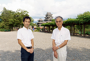 小出さんは、京都大学原子炉実験所助教を退官後、長野県松本市に転居。ここを拠点に、反原発の活動に取り組んでいる。後に見えるのは松本城