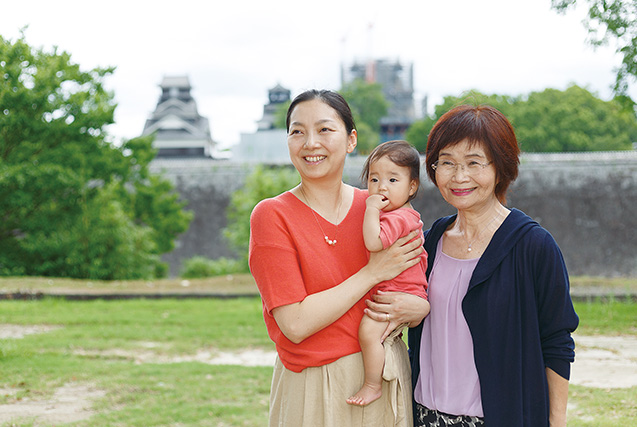 坂崎さん 32歳・熊本市 撮影/永谷正樹 義母、次女と、修復が進む熊本城で