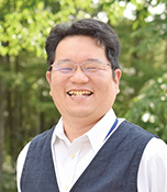 松山健治(まつやま けんじ)生長の家本部講師補 生長の家国際本部勤務。「大阪でも緑豊かな場所で生まれ育ちました。移り住んだ山梨県北杜市は、昔の実家の近くの風景を思い出し、懐かしくなるこの頃です」