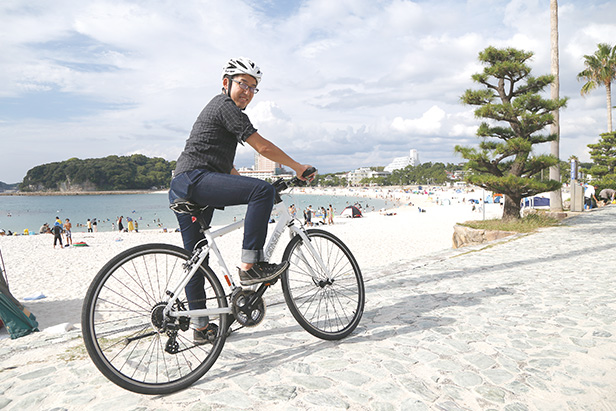 白浜町にある白良浜で。「自然の素晴らしさを体感できる場所だと思います。いつか、生長の家の仲間たちと、ここでサイクリングイベントをしたいですね」