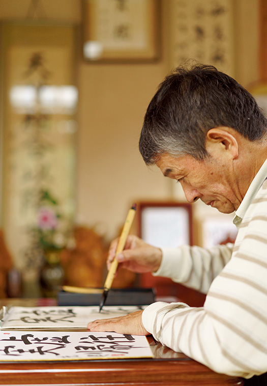 菊地伸一(きくち・しんいち)さん│68歳│山形県寒河江市 取材/久門遥香(本誌) 写真/堀 隆弘 「墨の香りや紙の手触りなど、書道を通してさまざまな感覚が磨かれます」と菊地さん