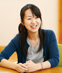 松尾純子さん 「これからも神様のことを第一にしていれば、未来も整っていくのかなと思います」 【私のターニングポイント】 「私は大学時代に国際ボランティアのNPOで活動し、国際協力や環境保護、災害救援ボランティアの企画・運営に関わりました。様々な分野の人をつなぐ中で、多様な価値観やバックグラウンドを持つ仲間と出会い、多角的な視点を持つ大切さを知るきっかけとなりました。もう一つは社会人4年目の頃で、仕事や恋愛、生長の家青年会の活動で悩むことが多く、そんな時に青年会の友人から『一緒に祈ろう』と声を掛けられたのです。毎朝一緒に神想観を実修し、聖経(*5)や讃歌(生長の家総裁・谷口雅宣著、生長の家刊)の読誦(どくじゅ)をして、教化部にも通って真理の勉強をしていくと、青年会の先輩が教えてくれた『神様のことを第一に生活すると、すべてが整う』ということを実感しました」