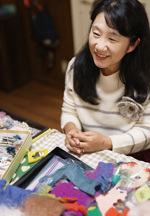 相川美加子(あいかわ・みかこ)さん│53歳│滋賀県大津市 取材/久門遥香(本誌) 写真/堀 隆弘 「やわらかな手触りの素材に触れていると、心がほっと和みます」と笑顔の相川さん