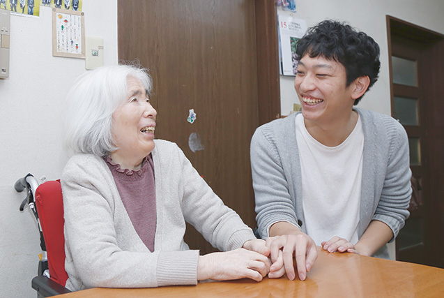 自宅で、祖母と