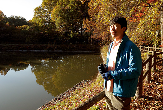 天地忠衛(あまち・まもる)さん│44歳│山梨県北杜市 池の畔で休憩。水面に紅葉が美しく映える 取材/多田茂樹 写真/近藤陽介