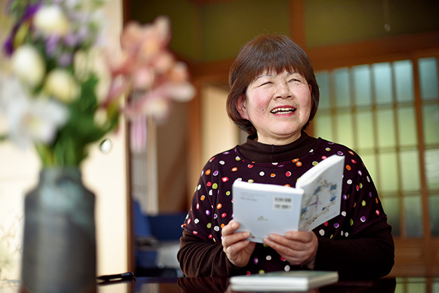 原田住子(はらだ・すみこ)さん│67歳│大分県日田市 「日時計主義の教えのおかげで、小さなことに感謝でき、何があっても大丈夫という心境で、不安なく過ごせるようになりました」と原田さん 取材/磯部和寛 写真/遠藤昭彦