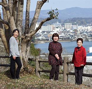 共に教えを学ぶ信徒仲間と。左から三坂寿子さん、原田さん、塩井治子さん