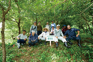 作業を終え、爽やかな笑顔を浮かべる参加者。育林作業は、10年間欠かさずに行われている