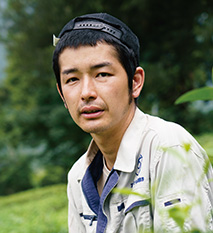 葉っピイ向島園株式会社│静岡県藤枝市 「お茶も人間と同じ命」と語る園主の向島和詞さん 取材/原口真吾(本誌) 写真/堀 隆弘