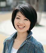 山岡聡子(やまおか さとこ) 生長の家本部講師補 生長の家国際本部勤務。趣味はランニング。『白鳩』誌の目次に、「エコいけばな」を連載中。