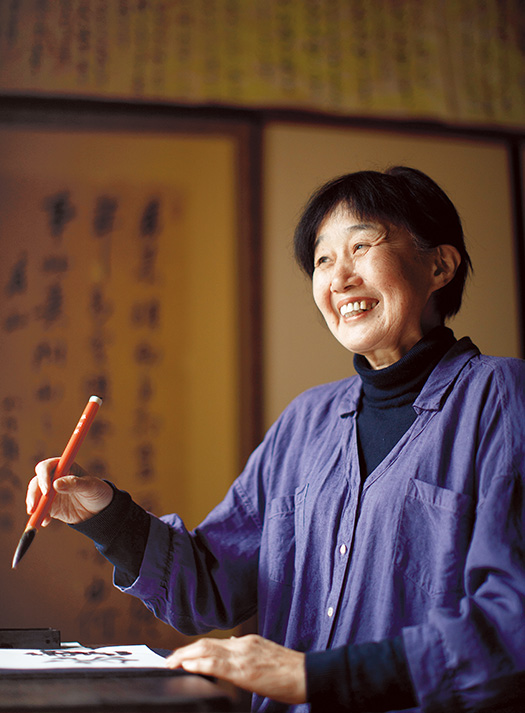 新井公子(あらいきみこ)さん│66歳│山口県岩国市 取材/佐柄全一 写真/堀 隆弘 書道教室で教え続けてきた新井さん。「そろそろ自分の書と向き合う時ですね」