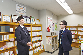 生長の家愛知県教化部で、同僚の金沢健二さんと。「頼りになる先輩です」