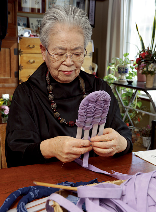 大森靜子(おおもりしずこ)さん│76歳│横浜市旭区 取材/磯部和寛 写真/近藤陽介 布ぞうり作りにいそしむ大森さん。「満足のいくものができた時ほど、人に差し上げたくなるんです」