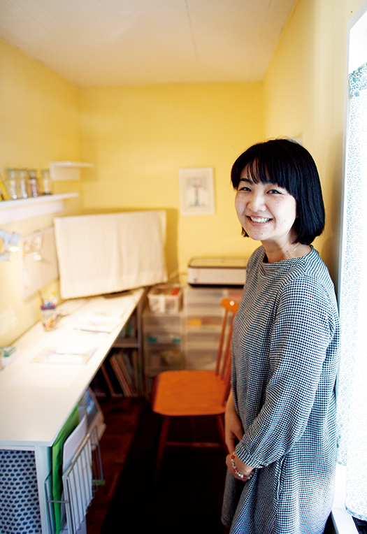 飯田芳実(はんだよしみ)さん│33歳│愛知県半田市 取材/佐柄全一 写真/堀 隆弘 自宅奥にある2畳ほどのアトリエで。机を自作し、壁も自分で塗ったという
