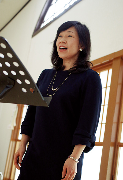 棚橋直美(たなはしなおみ)さん│49歳│京都府亀岡市 取材/磯部和寛 写真/近藤陽介 ふくよかで、癒しの歌声が魅力の棚橋さん。「今とても充実していて、歌のことなら何にでもチャレンジしたい」